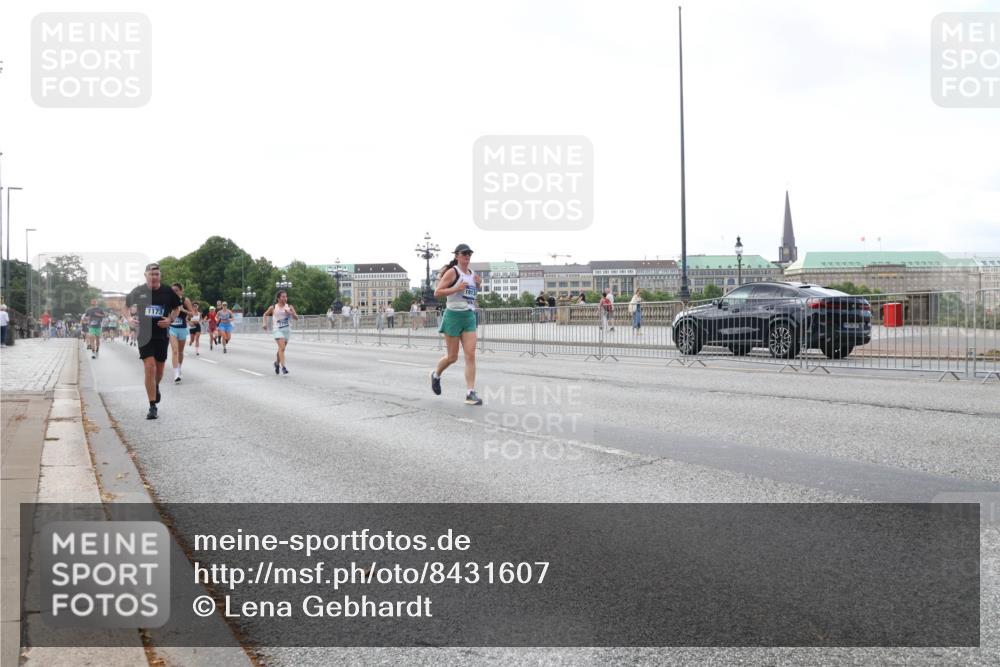 29.06.2025 - hella hamburg halbmarathon Lena Gebhardt http://msf.ph/oto/8431607 29.06.2025 10:07:45 Lombardsbrücke 1173, 1913, 1079, 1173, 1527, 1893, 2032, 2136, 2190, 2309, 3328, 3922, 4228, 4502, 4550, 4864, 5100, 5242, 5287, 6196, 6517, 6518, 6707, 6713, 6715, 6918, 7019, 7760, 9071, 9338, 9966, 9967, 10212, 10700, 10703, 11114, 11394, 11641, 12378, 12789, 12893, 13458, 15051, 15673, 15785, 16241, 16539, 16809, 16915, 17062, 18218, 18270, 18531, 18721, 19134 meine-sportfotos.de