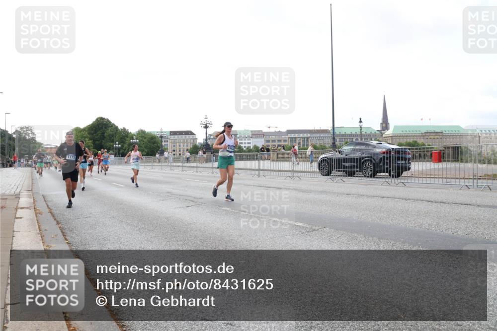 29.06.2025 - hella hamburg halbmarathon Lena Gebhardt http://msf.ph/oto/8431625 29.06.2025 10:07:46 Lombardsbrücke 1173, 1913, 1079, 1173, 1527, 1893, 2032, 2136, 2190, 2309, 3328, 3922, 4228, 4502, 4550, 4864, 5100, 5242, 5287, 6196, 6517, 6518, 6707, 6713, 6715, 6918, 7019, 7760, 9071, 9338, 9966, 9967, 10212, 10700, 10703, 11114, 11394, 11641, 12378, 12789, 12893, 13458, 15051, 15673, 15785, 16241, 16539, 16809, 16915, 17062, 18218, 18270, 18531, 18721, 19134 meine-sportfotos.de