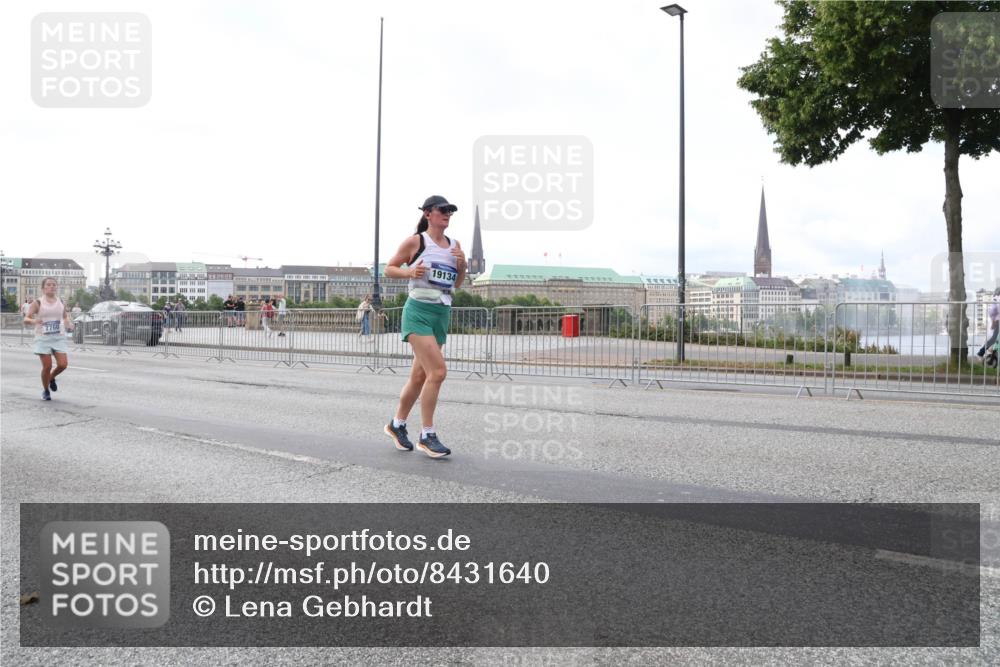 29.06.2025 - hella hamburg halbmarathon Lena Gebhardt http://msf.ph/oto/8431640 29.06.2025 10:07:47 Lombardsbrücke 7760, 19134, 1079, 1173, 1527, 1893, 2032, 2136, 2190, 2309, 3328, 3922, 4228, 4502, 4550, 4864, 5100, 5287, 6196, 6517, 6518, 6707, 6713, 6715, 6918, 7019, 7760, 9071, 9338, 9966, 9967, 10212, 10700, 10703, 11114, 11394, 11641, 12378, 12789, 12893, 13458, 15051, 15673, 15785, 16241, 16539, 16809, 16915, 17062, 18218, 18270, 18531, 18721, 19134 meine-sportfotos.de