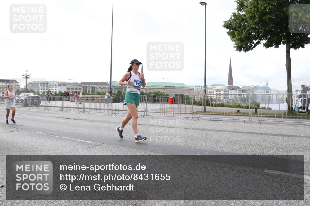 29.06.2025 - hella hamburg halbmarathon Lena Gebhardt http://msf.ph/oto/8431655 29.06.2025 10:07:47 Lombardsbrücke 7760, 19134, 1079, 1173, 1527, 1893, 2032, 2136, 2190, 2309, 3328, 3922, 4228, 4502, 4550, 4864, 5100, 5287, 6196, 6517, 6518, 6707, 6713, 6715, 6918, 7019, 7760, 9071, 9338, 9966, 9967, 10212, 10700, 10703, 11114, 11394, 11641, 12378, 12789, 12893, 13458, 15051, 15673, 15785, 16241, 16539, 16809, 16915, 17062, 18218, 18270, 18531, 18721, 19134 meine-sportfotos.de