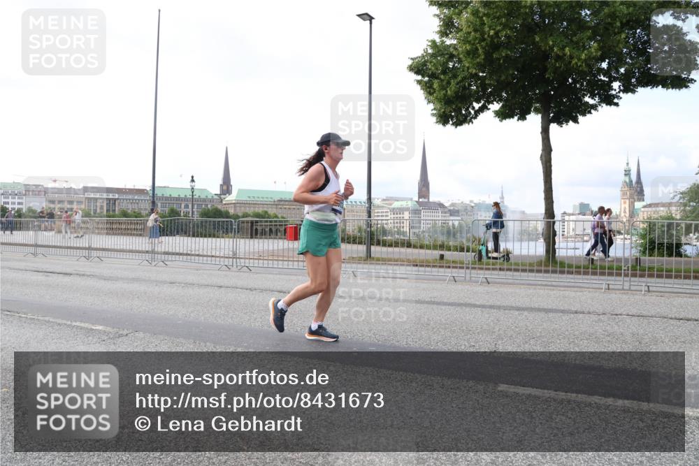29.06.2025 - hella hamburg halbmarathon Lena Gebhardt http://msf.ph/oto/8431673 29.06.2025 10:07:48 Lombardsbrücke 1079, 1173, 1527, 1893, 2032, 2136, 2190, 2309, 3328, 3922, 4228, 4502, 4550, 4864, 5100, 5287, 6196, 6518, 6707, 6713, 6715, 6918, 7019, 7760, 9071, 9338, 9966, 9967, 10212, 10700, 10703, 11114, 11394, 11641, 12378, 12789, 12893, 13458, 15051, 15673, 15785, 16241, 16539, 16809, 16915, 17062, 18218, 18270, 18531, 18721, 19134 meine-sportfotos.de