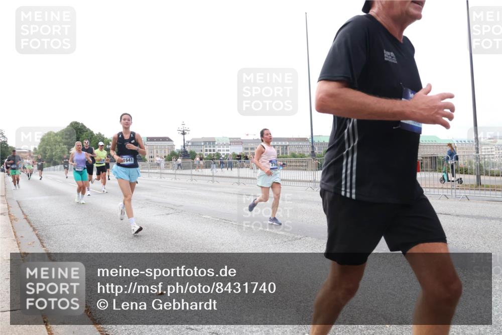 29.06.2025 - hella hamburg halbmarathon Lena Gebhardt http://msf.ph/oto/8431740 29.06.2025 10:07:49 Lombardsbrücke 16241, 1641, 7760, 1079, 1173, 1527, 1893, 2032, 2136, 2190, 2309, 3328, 3922, 4228, 4502, 4550, 4864, 5100, 5287, 6196, 6707, 6713, 6715, 6918, 7019, 7760, 9071, 9966, 9967, 10212, 10703, 11114, 11394, 11641, 12378, 12789, 12893, 13458, 15051, 15673, 15785, 16241, 16539, 16809, 16915, 17062, 18218, 18270, 18531, 18721, 19134 meine-sportfotos.de