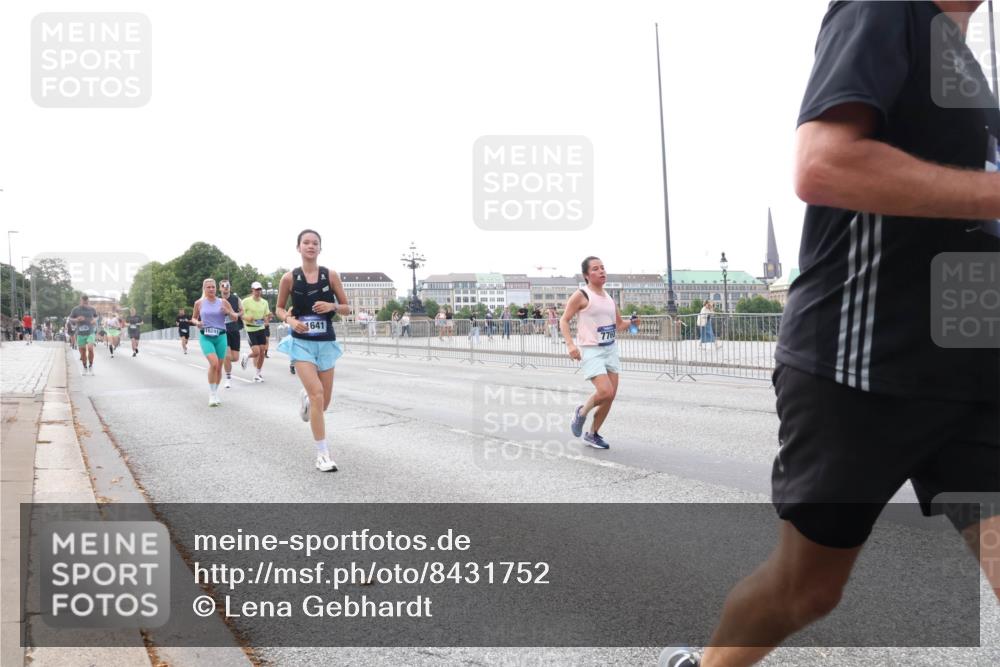 29.06.2025 - hella hamburg halbmarathon Lena Gebhardt http://msf.ph/oto/8431752 29.06.2025 10:07:49 Lombardsbrücke 1641, 16241, 7760, 9, 1079, 1173, 1527, 1893, 2032, 2136, 2190, 2309, 3328, 3922, 4228, 4502, 4550, 4864, 5100, 5287, 6196, 6707, 6713, 6715, 6918, 7019, 7760, 9071, 9966, 9967, 10212, 10703, 11114, 11394, 11641, 12378, 12789, 12893, 13458, 15051, 15673, 15785, 16241, 16539, 16809, 16915, 17062, 18218, 18270, 18531, 18721, 19134 meine-sportfotos.de