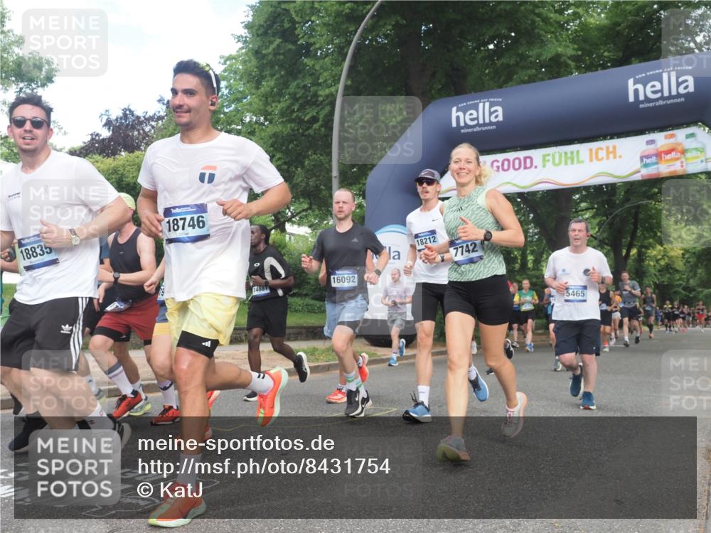 29.06.2025 - hella hamburg halbmarathon KatJ http://msf.ph/oto/8431754 29.06.2025 10:42:39 Zwischen KM18-KM19 1179, 2029, 2378, 3668, 5465, 7646, 7742, 8691 meine-sportfotos.de