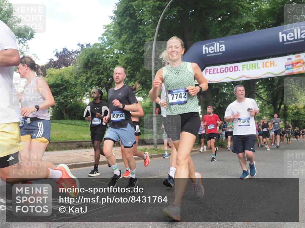 29.06.2025 - hella hamburg halbmarathon KatJ http://msf.ph/oto/8431764 29.06.2025 10:42:39 Zwischen KM18-KM19 1179, 2029, 2378, 3668, 5465, 7646, 7742, 8691 meine-sportfotos.de
