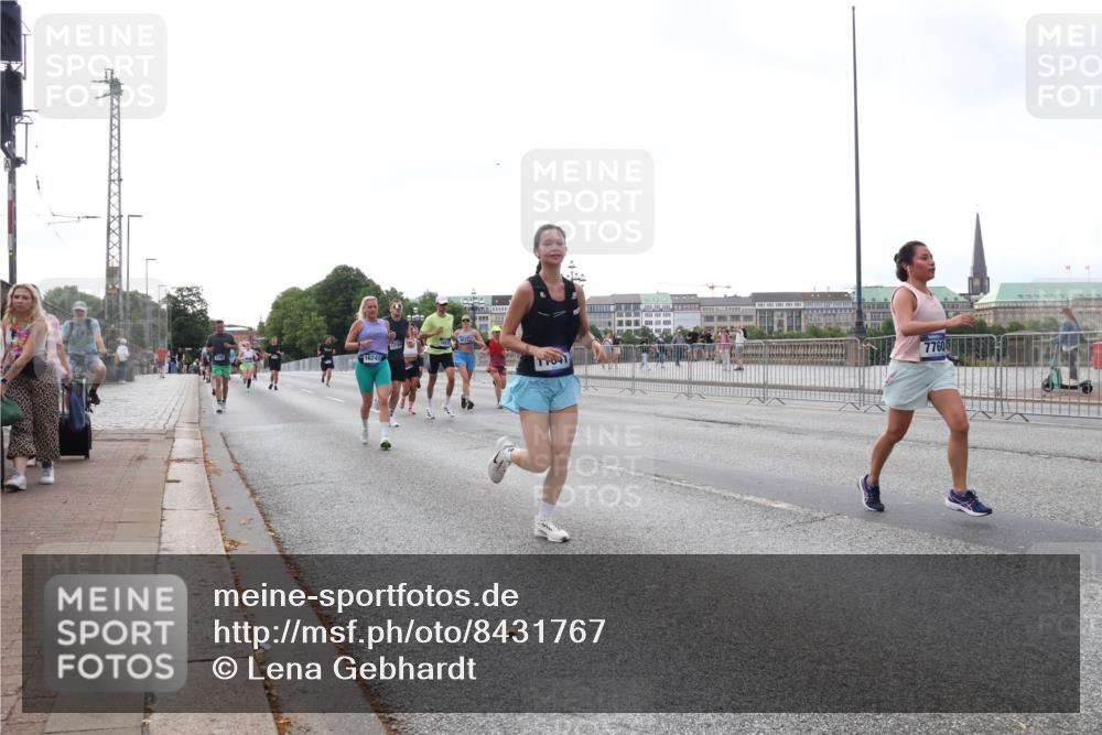 29.06.2025 - hella hamburg halbmarathon Lena Gebhardt http://msf.ph/oto/8431767 29.06.2025 10:07:49 Lombardsbrücke 16241, 1079, 1173, 1527, 1893, 2032, 2136, 2190, 2309, 3328, 3922, 4228, 4502, 4550, 4864, 5100, 5287, 6196, 6707, 6713, 6715, 6918, 7019, 7760, 9071, 9966, 9967, 10212, 10703, 11114, 11394, 11641, 12378, 12789, 12893, 13458, 15051, 15673, 15785, 16241, 16539, 16809, 16915, 17062, 18218, 18270, 18531, 18721, 19134 meine-sportfotos.de
