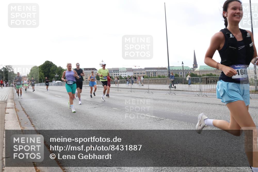 29.06.2025 - hella hamburg halbmarathon Lena Gebhardt http://msf.ph/oto/8431887 29.06.2025 10:07:50 Lombardsbrücke 2190, 16241, 1641, 1079, 1173, 1527, 1893, 2032, 2136, 2190, 2309, 3328, 3922, 4228, 4502, 4550, 4864, 5100, 5287, 6196, 6707, 6713, 6715, 6918, 7019, 7348, 7760, 8585, 9071, 9966, 9967, 10212, 10703, 11114, 11394, 11641, 12378, 12789, 12893, 13458, 15051, 15673, 15785, 16241, 16539, 16809, 16915, 17062, 18270, 18325, 18531, 18721, 19134 meine-sportfotos.de