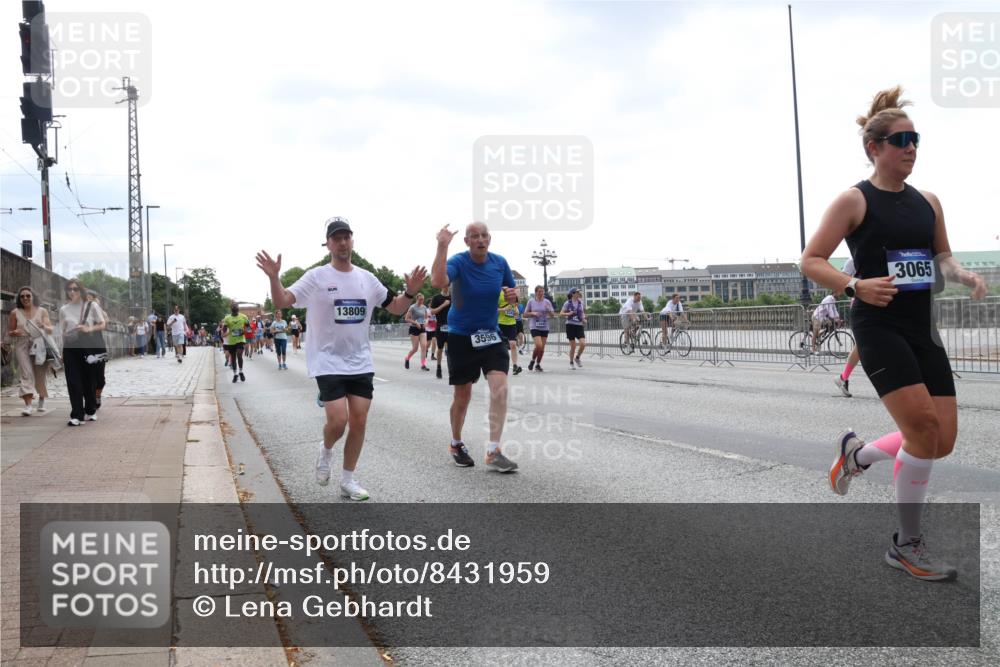 29.06.2025 - hella hamburg halbmarathon Lena Gebhardt http://msf.ph/oto/8431959 29.06.2025 10:44:18 Lombardsbrücke 13809, 3596, 3065, 1026, 1095, 1306, 1345, 1459, 1519, 1802, 1804, 2073, 2186, 2343, 2610, 2692, 3065, 3288, 3506, 3596, 4496, 4627, 4636, 4898, 5001, 5127, 5293, 5647, 5649, 5730, 5731, 5890, 5902, 5905, 6002, 6895, 7216, 7326, 7610, 7818, 7842, 8272, 8591, 8763, 8870, 8957, 9073, 9510, 9536, 9879, 10006, 10223, 10303, 10304, 10416, 11825, 11955, 12322, 12409, 12803, 12995, 13262, 13288, 13330, 13390, 13906, 14091, 14123, 14350, 14654, 14971 meine-sportfotos.de