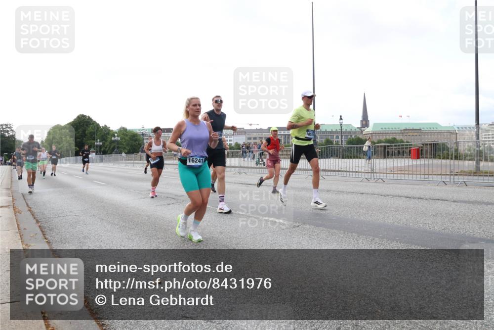 29.06.2025 - hella hamburg halbmarathon Lena Gebhardt http://msf.ph/oto/8431976 29.06.2025 10:07:51 Lombardsbrücke 2190, 16241, 18531, 1079, 1173, 1527, 1893, 2032, 2136, 2190, 2309, 3328, 3922, 4228, 4502, 4550, 4864, 5100, 5287, 6196, 6707, 6713, 6715, 6918, 7019, 7348, 7760, 8585, 9071, 9966, 9967, 10212, 10703, 11114, 11394, 11641, 12378, 12789, 12893, 13458, 15051, 15673, 15785, 16241, 16539, 16809, 16915, 17062, 18270, 18325, 18531, 18721, 19134 meine-sportfotos.de