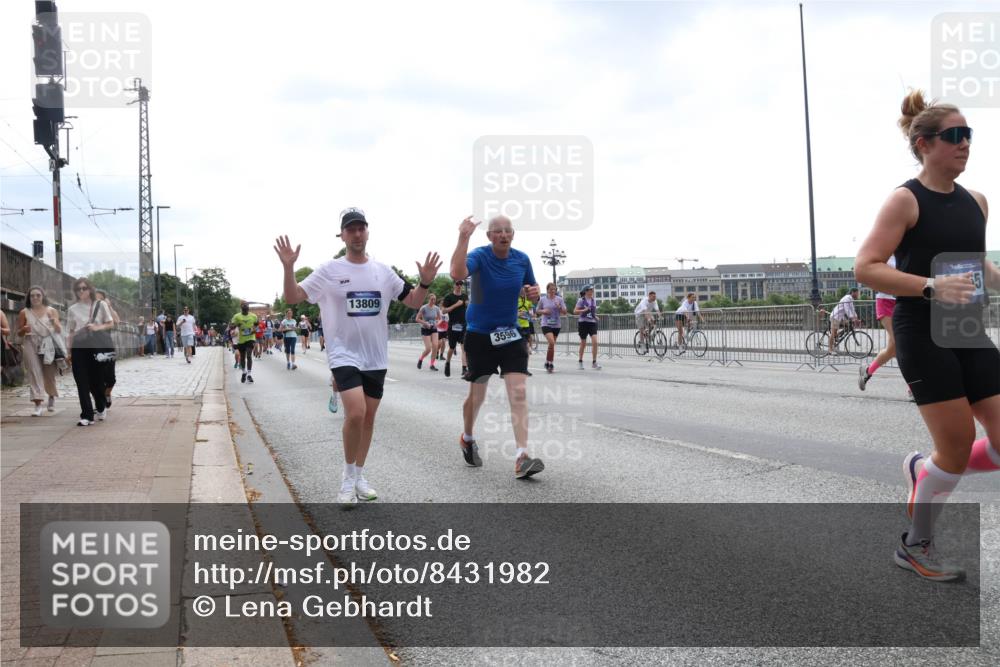 29.06.2025 - hella hamburg halbmarathon Lena Gebhardt http://msf.ph/oto/8431982 29.06.2025 10:44:18 Lombardsbrücke 13809, 3596, 1026, 1095, 1306, 1345, 1459, 1519, 1802, 1804, 2073, 2186, 2343, 2610, 2692, 3065, 3288, 3506, 3596, 4496, 4627, 4636, 4898, 5001, 5127, 5293, 5647, 5649, 5730, 5731, 5890, 5902, 5905, 6002, 6895, 7216, 7326, 7610, 7818, 7842, 8272, 8591, 8763, 8870, 8957, 9073, 9510, 9536, 9879, 10006, 10223, 10303, 10304, 10416, 11825, 11955, 12322, 12409, 12803, 12995, 13262, 13288, 13330, 13390, 13906, 14091, 14123, 14350, 14654, 14971 meine-sportfotos.de