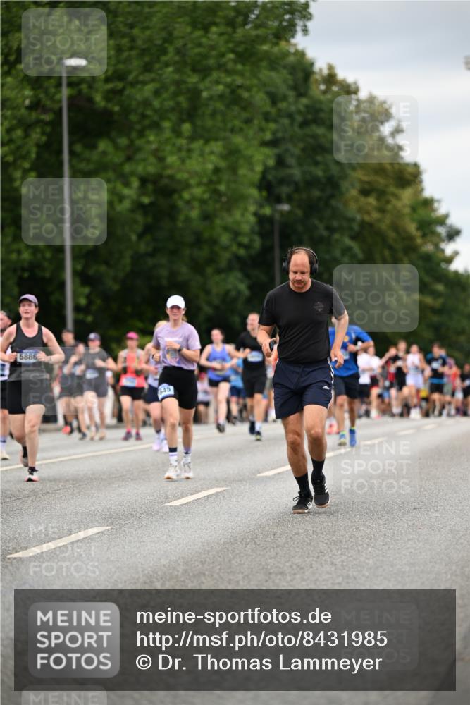 29.06.2025 - hella hamburg halbmarathon Dr. Thomas Lammeyer http://msf.ph/oto/8431985 29.06.2025 10:52:29 Kennedybrücke 1045, 1246, 1434, 1639, 1645, 2148, 2195, 2418, 2627, 2704, 2882, 2994, 3049, 3468, 3504, 3933, 4037, 4588, 4856, 4974, 5886, 6879, 7412, 7427, 7970, 8077, 8310, 8948, 9018, 9696, 9787, 10075, 10991, 11351 meine-sportfotos.de