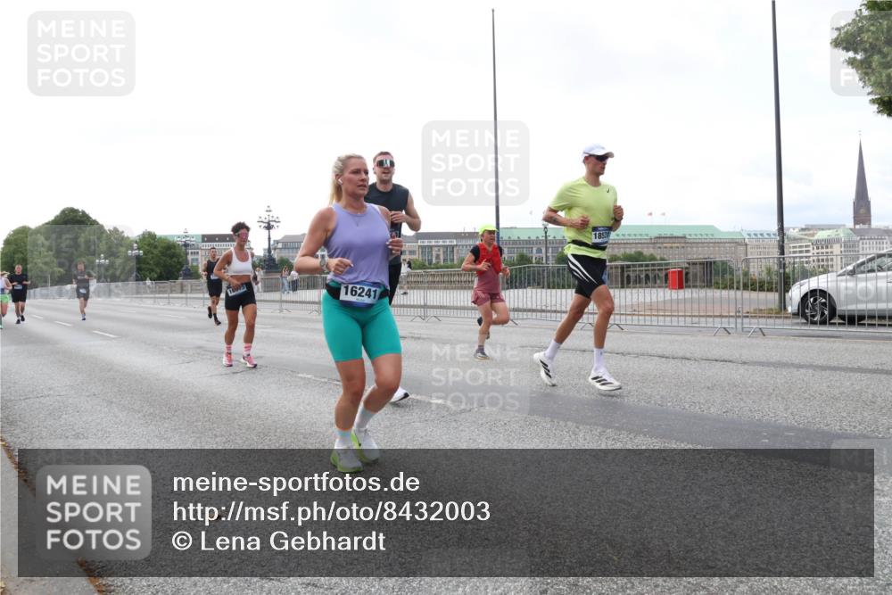 29.06.2025 - hella hamburg halbmarathon Lena Gebhardt http://msf.ph/oto/8432003 29.06.2025 10:07:52 Lombardsbrücke 105, 16241, 18531, 1079, 1173, 1527, 1893, 2032, 2136, 2190, 2309, 3328, 3922, 4228, 4502, 4550, 4864, 5100, 5287, 6196, 6918, 7019, 7348, 7760, 8585, 9071, 9966, 9967, 10212, 10703, 11114, 11394, 11641, 12378, 12789, 12893, 13458, 15051, 15673, 15785, 16241, 16539, 16809, 16915, 17062, 18270, 18325, 18531, 18721, 19134 meine-sportfotos.de