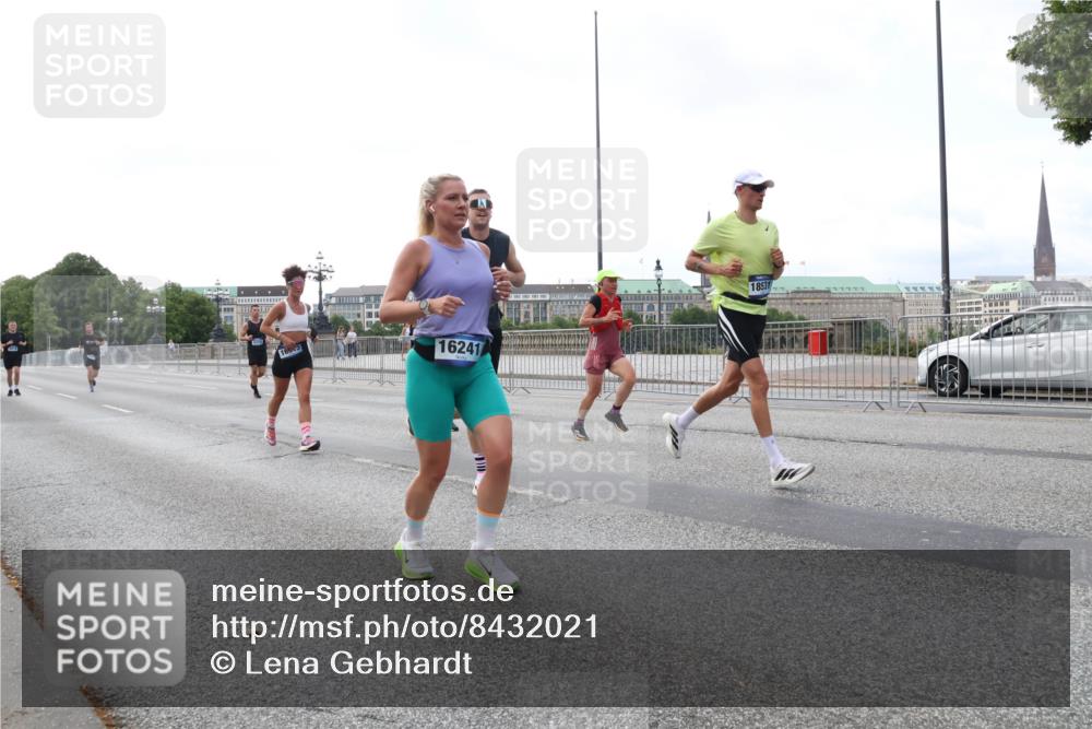 29.06.2025 - hella hamburg halbmarathon Lena Gebhardt http://msf.ph/oto/8432021 29.06.2025 10:07:52 Lombardsbrücke 16945, 16241, 18531, 1079, 1173, 1527, 1893, 2032, 2136, 2190, 2309, 3328, 3922, 4228, 4502, 4550, 4864, 5100, 5287, 6196, 6918, 7019, 7348, 7760, 8585, 9071, 9966, 9967, 10212, 10703, 11114, 11394, 11641, 12378, 12789, 12893, 13458, 15051, 15673, 15785, 16241, 16539, 16809, 16915, 17062, 18270, 18325, 18531, 18721, 19134 meine-sportfotos.de