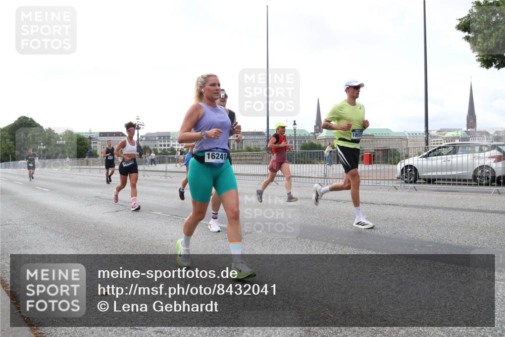 29.06.2025 - hella hamburg halbmarathon Lena Gebhardt http://msf.ph/oto/8432041 29.06.2025 10:07:52 Lombardsbrücke 16905, 16241, 18531, 1079, 1173, 1527, 1893, 2032, 2136, 2190, 2309, 3328, 3922, 4228, 4502, 4550, 4864, 5100, 5287, 6196, 6918, 7019, 7348, 7760, 8585, 9071, 9966, 9967, 10212, 10703, 11114, 11394, 11641, 12378, 12789, 12893, 13458, 15051, 15673, 15785, 16241, 16539, 16809, 16915, 17062, 18270, 18325, 18531, 18721, 19134 meine-sportfotos.de