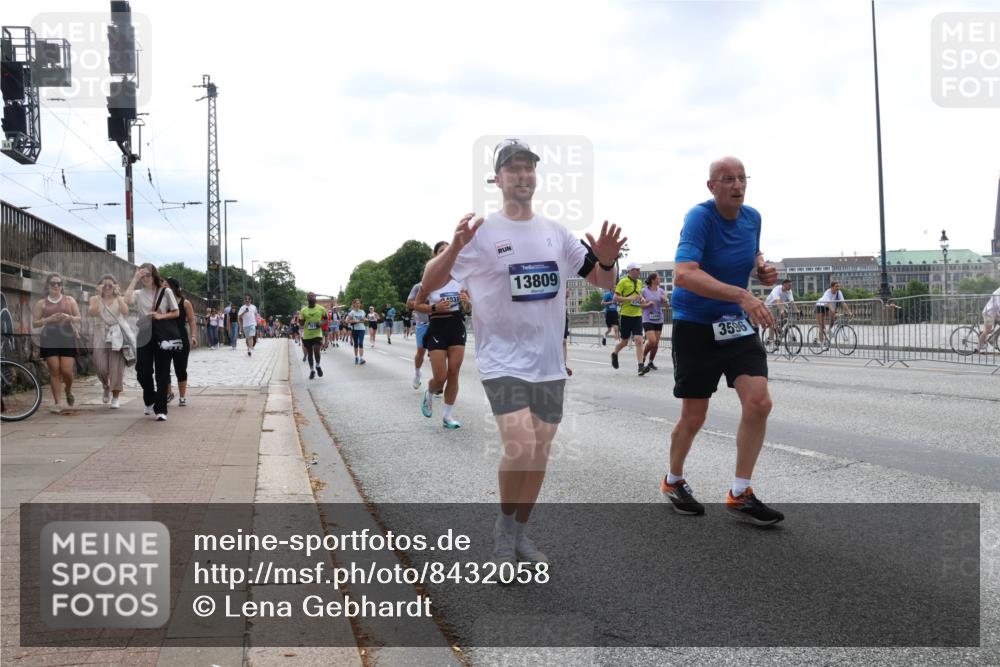 29.06.2025 - hella hamburg halbmarathon Lena Gebhardt http://msf.ph/oto/8432058 29.06.2025 10:44:19 Lombardsbrücke 4031, 13809, 1246, 3596, 1026, 1095, 1306, 1345, 1459, 1519, 1802, 1804, 2073, 2186, 2343, 2610, 2692, 3065, 3288, 3506, 3596, 4496, 4627, 4636, 4898, 5001, 5127, 5293, 5647, 5649, 5730, 5731, 5902, 5905, 6002, 6895, 7216, 7326, 7610, 7818, 7842, 8272, 8591, 8763, 8870, 8957, 9073, 9510, 9536, 9879, 10006, 10223, 10303, 10304, 10416, 11825, 11955, 12322, 12409, 12803, 12995, 13262, 13288, 13330, 13390, 13906, 14091, 14123, 14350, 14654, 14971 meine-sportfotos.de