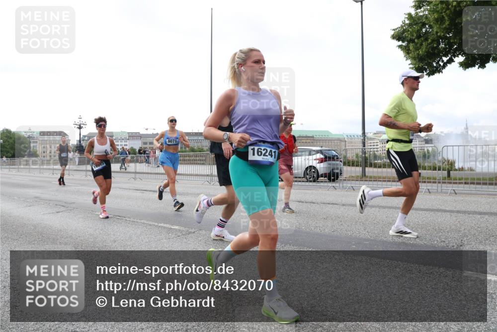 29.06.2025 - hella hamburg halbmarathon Lena Gebhardt http://msf.ph/oto/8432070 29.06.2025 10:07:52 Lombardsbrücke 9071, 16241, 1079, 1173, 1527, 1893, 2032, 2136, 2190, 2309, 3328, 3922, 4228, 4502, 4550, 4864, 5100, 5287, 6196, 6918, 7019, 7348, 7760, 8585, 9071, 9966, 9967, 10212, 10703, 11114, 11394, 11641, 12378, 12789, 12893, 13458, 15051, 15673, 15785, 16241, 16539, 16809, 16915, 17062, 18270, 18325, 18531, 18721, 19134 meine-sportfotos.de