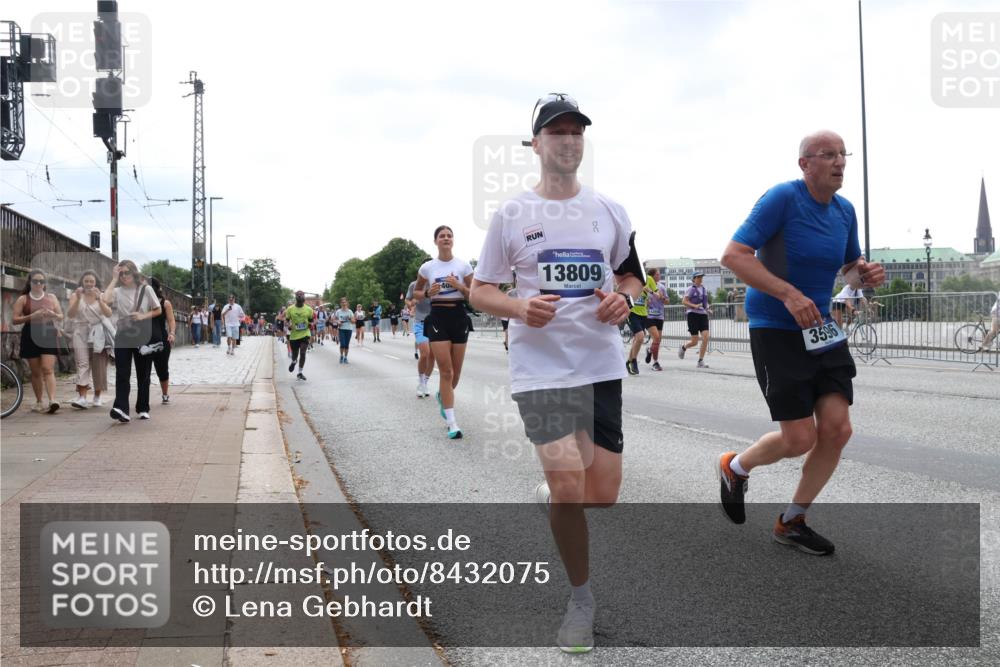 29.06.2025 - hella hamburg halbmarathon Lena Gebhardt http://msf.ph/oto/8432075 29.06.2025 10:44:19 Lombardsbrücke 40, 13809, 3596, 1026, 1095, 1306, 1345, 1459, 1519, 1802, 1804, 2073, 2186, 2343, 2610, 2692, 3065, 3288, 3506, 3596, 4496, 4627, 4636, 4898, 5001, 5127, 5293, 5647, 5649, 5730, 5731, 5902, 5905, 6002, 6895, 7216, 7326, 7610, 7818, 7842, 8272, 8591, 8763, 8870, 8957, 9073, 9510, 9536, 9879, 10006, 10223, 10303, 10304, 10416, 11825, 11955, 12322, 12409, 12803, 12995, 13262, 13288, 13330, 13390, 13906, 14091, 14123, 14350, 14654, 14971 meine-sportfotos.de