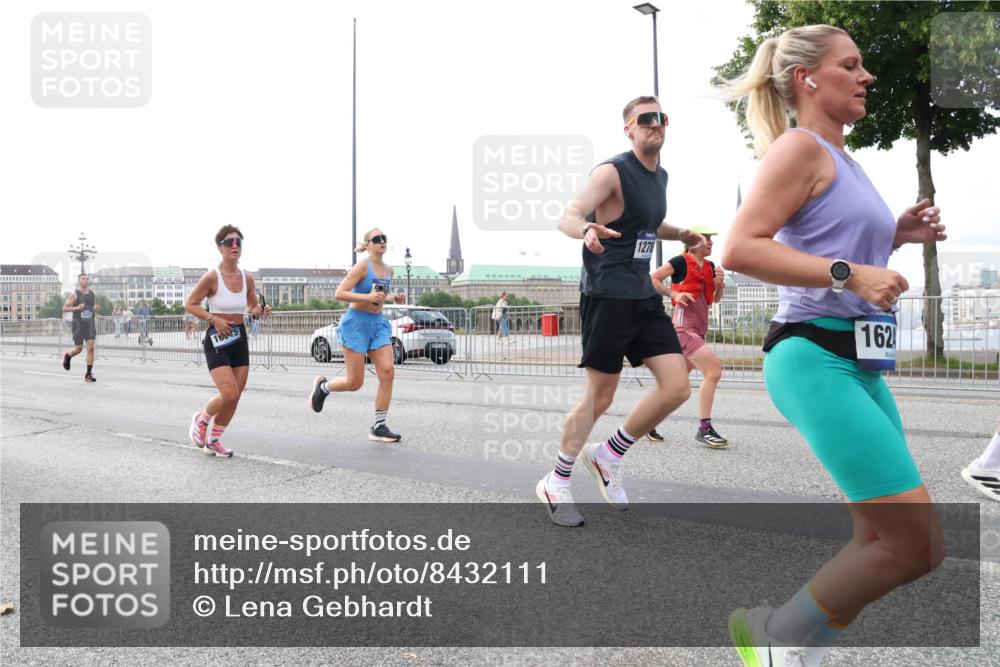 29.06.2025 - hella hamburg halbmarathon Lena Gebhardt http://msf.ph/oto/8432111 29.06.2025 10:07:53 Lombardsbrücke 165, 1278, 162, 1079, 1173, 1527, 1893, 2032, 2136, 2190, 2309, 3328, 3922, 4228, 4502, 4550, 4864, 5100, 5287, 6196, 6918, 7019, 7348, 7760, 8585, 9071, 9966, 9967, 10212, 10703, 11114, 11394, 11641, 12378, 12658, 12789, 12893, 13458, 15051, 15673, 15785, 16241, 16539, 16809, 16915, 17062, 18270, 18325, 18531, 18721, 19134 meine-sportfotos.de