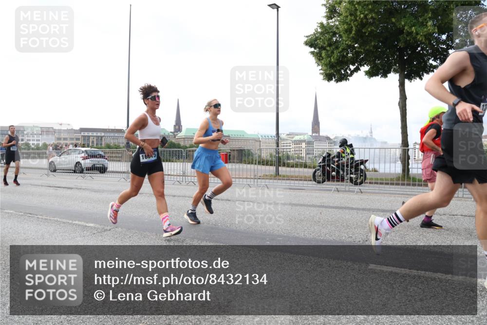 29.06.2025 - hella hamburg halbmarathon Lena Gebhardt http://msf.ph/oto/8432134 29.06.2025 10:07:53 Lombardsbrücke 1079, 1173, 1527, 1893, 2032, 2136, 2190, 2309, 3328, 3922, 4228, 4502, 4550, 4864, 5100, 5287, 6196, 6918, 7019, 7348, 7760, 8585, 9071, 9966, 9967, 10212, 10703, 11114, 11394, 11641, 12378, 12658, 12789, 12893, 13458, 15051, 15673, 15785, 16241, 16539, 16809, 16915, 17062, 18270, 18325, 18531, 18721, 19134 meine-sportfotos.de
