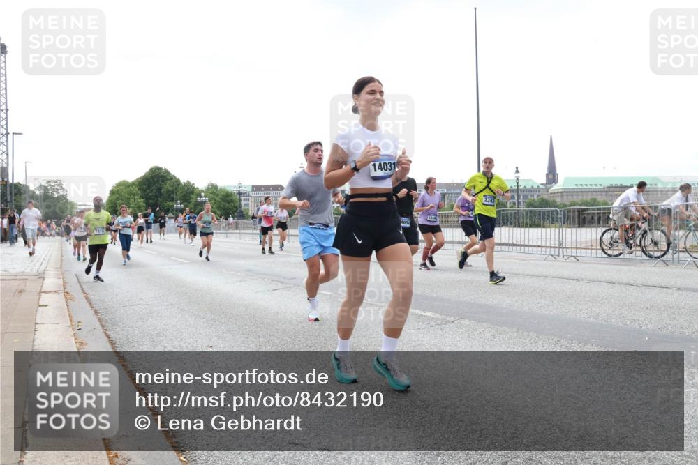 29.06.2025 - hella hamburg halbmarathon Lena Gebhardt http://msf.ph/oto/8432190 29.06.2025 10:44:21 Lombardsbrücke 7818, 14031, 12445, 2343, 1026, 1095, 1306, 1345, 1459, 1519, 1802, 1804, 2073, 2186, 2343, 2610, 2692, 3065, 3506, 3596, 4496, 4627, 4636, 4898, 4968, 5001, 5127, 5355, 5647, 5649, 5730, 5731, 5902, 5905, 6002, 6895, 7216, 7326, 7610, 7818, 7842, 8272, 8591, 8763, 8870, 8957, 9073, 9397, 9510, 9536, 9879, 10006, 10223, 10303, 10304, 10416, 11825, 11955, 12322, 12409, 12803, 12995, 13262, 13288, 13330, 13390, 13906, 14091, 14123, 14350, 14654, 14971, 18454, 18459 meine-sportfotos.de