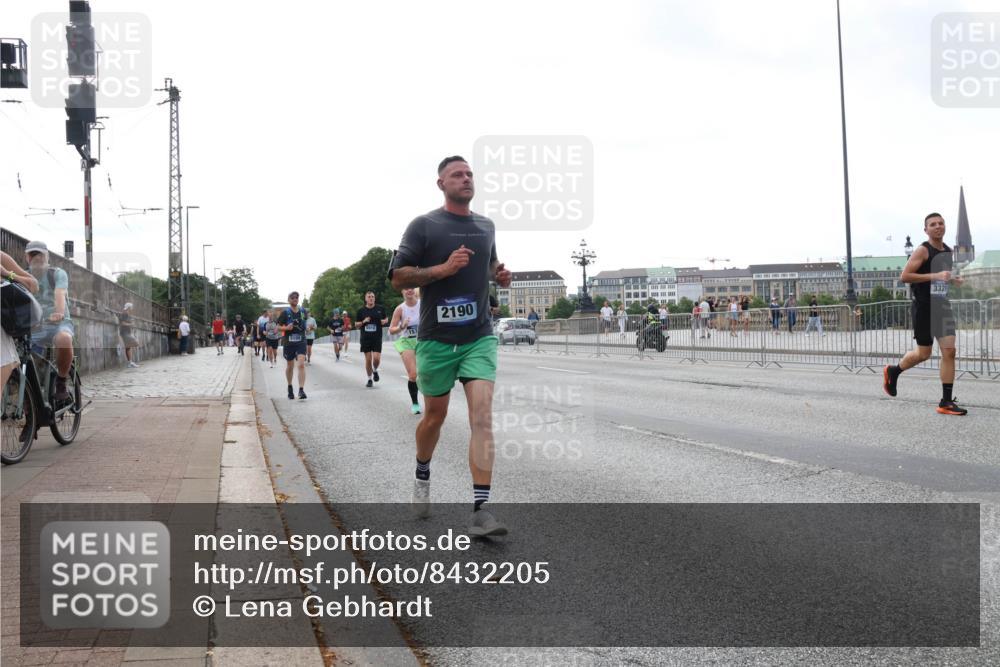 29.06.2025 - hella hamburg halbmarathon Lena Gebhardt http://msf.ph/oto/8432205 29.06.2025 10:07:55 Lombardsbrücke 5100, 1914, 2190, 332, 1079, 1173, 1527, 1893, 2136, 2190, 2309, 3328, 3922, 4228, 4502, 4864, 5100, 5287, 6196, 6918, 7019, 7348, 7760, 8585, 9071, 9966, 9967, 10212, 10703, 11114, 11394, 11641, 12378, 12658, 12789, 12893, 13458, 15673, 15785, 16241, 16539, 16809, 16915, 18270, 18325, 18531, 18721, 19134 meine-sportfotos.de