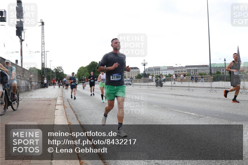 29.06.2025 - hella hamburg halbmarathon Lena Gebhardt http://msf.ph/oto/8432217 29.06.2025 10:07:55 Lombardsbrücke 157, 2190, 332, 1079, 1173, 1527, 1893, 2136, 2190, 2309, 3328, 3922, 4228, 4502, 4864, 5100, 5287, 6196, 6918, 7019, 7348, 7760, 8585, 9071, 9966, 9967, 10212, 10703, 11114, 11394, 11641, 12378, 12658, 12789, 12893, 13458, 15673, 15785, 16241, 16539, 16809, 16915, 18270, 18325, 18531, 18721, 19134 meine-sportfotos.de