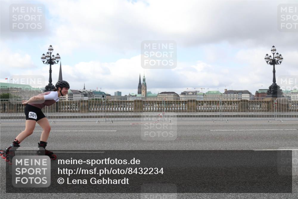 29.06.2025 - hella hamburg halbmarathon Lena Gebhardt http://msf.ph/oto/8432234 29.06.2025 09:00:52 Lombardsbrücke 301 meine-sportfotos.de