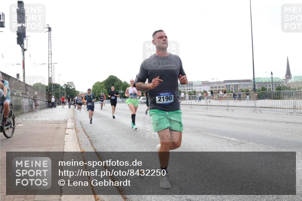 29.06.2025 - hella hamburg halbmarathon Lena Gebhardt http://msf.ph/oto/8432250 29.06.2025 10:07:56 Lombardsbrücke 5100, 15785, 6918, 2190, 1079, 1173, 1527, 1893, 2136, 2190, 2309, 3328, 3922, 4228, 4502, 4864, 5100, 5287, 6196, 6918, 7019, 7348, 7760, 8585, 9071, 9966, 9967, 10212, 10703, 11114, 11394, 11641, 12378, 12658, 12789, 12893, 13458, 15785, 16241, 16539, 16809, 16915, 18270, 18325, 18531, 18721, 19134 meine-sportfotos.de