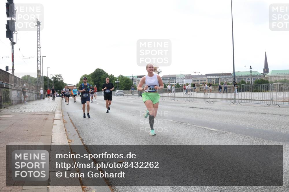 29.06.2025 - hella hamburg halbmarathon Lena Gebhardt http://msf.ph/oto/8432262 29.06.2025 10:07:57 Lombardsbrücke 5100, 6918, 1578, 1079, 1173, 1527, 1893, 2136, 2190, 2309, 3328, 3922, 4228, 4502, 4864, 5100, 5287, 6196, 6918, 7019, 7348, 7760, 8585, 9071, 9966, 9967, 10212, 10703, 11114, 11394, 11641, 12378, 12658, 12789, 12893, 13458, 15785, 16241, 16539, 16809, 16915, 18270, 18325, 18531, 18721, 19134 meine-sportfotos.de