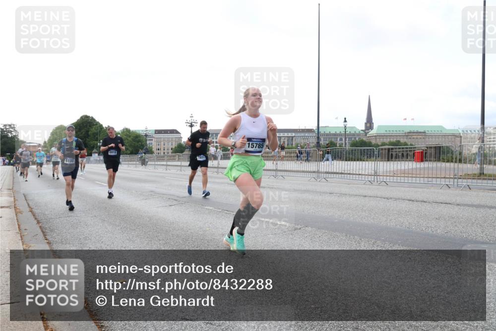 29.06.2025 - hella hamburg halbmarathon Lena Gebhardt http://msf.ph/oto/8432288 29.06.2025 10:07:57 Lombardsbrücke 5100, 6918, 1079, 15785, 1079, 1173, 1527, 1893, 2136, 2190, 2309, 3328, 3922, 4228, 4502, 4864, 5100, 5287, 6196, 6918, 7019, 7348, 7760, 8585, 9071, 9966, 9967, 10212, 10703, 11114, 11394, 11641, 12378, 12658, 12789, 12893, 13458, 15785, 16241, 16539, 16809, 16915, 18270, 18325, 18531, 18721, 19134 meine-sportfotos.de