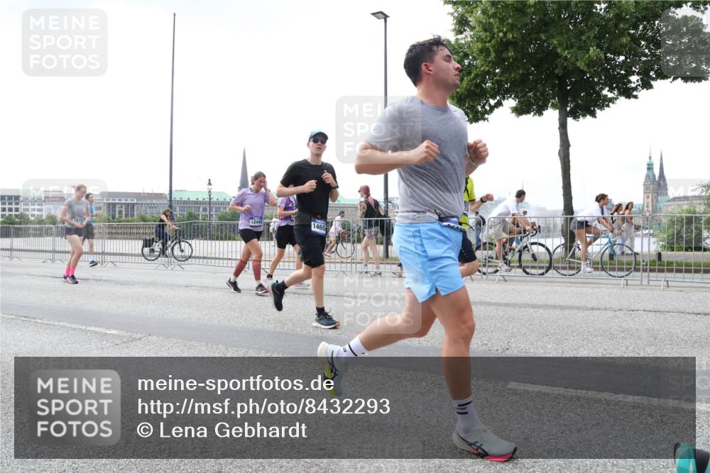 29.06.2025 - hella hamburg halbmarathon Lena Gebhardt http://msf.ph/oto/8432293 29.06.2025 10:44:22 Lombardsbrücke 12445, 1465, 1026, 1095, 1306, 1345, 1459, 1519, 1802, 1804, 2186, 2343, 2610, 2692, 3065, 3506, 3596, 4215, 4496, 4627, 4636, 4898, 4968, 5001, 5127, 5355, 5647, 5649, 5730, 5731, 5902, 5905, 6002, 6895, 7216, 7326, 7610, 7818, 7842, 8272, 8591, 8763, 8870, 8957, 9073, 9397, 9510, 9536, 9879, 10006, 10223, 10303, 10304, 10416, 11825, 11955, 12322, 12409, 12803, 12995, 13262, 13288, 13330, 13390, 13906, 14091, 14123, 14350, 14654, 14971, 18454, 18459 meine-sportfotos.de