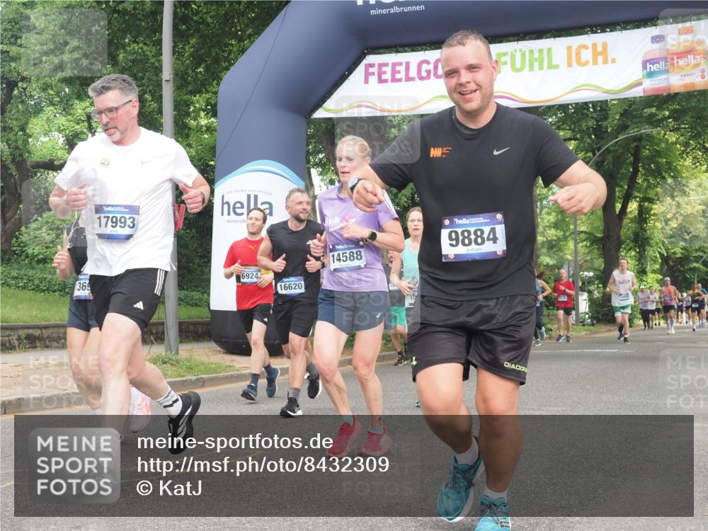 29.06.2025 - hella hamburg halbmarathon KatJ http://msf.ph/oto/8432309 29.06.2025 10:43:04 Zwischen KM18-KM19 5744, 6759, 6924 meine-sportfotos.de