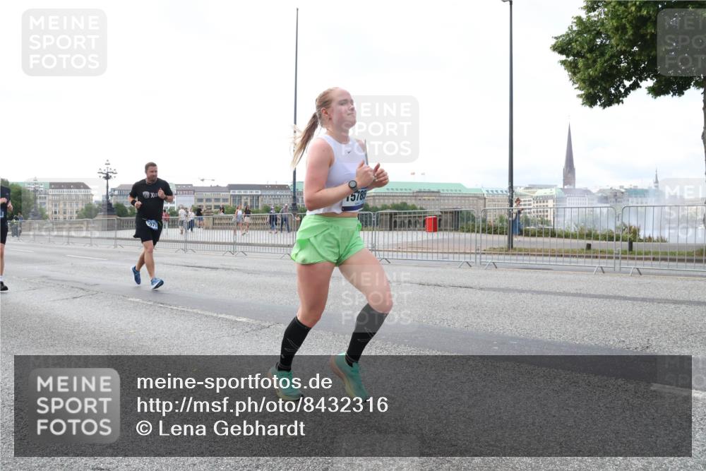 29.06.2025 - hella hamburg halbmarathon Lena Gebhardt http://msf.ph/oto/8432316 29.06.2025 10:07:58 Lombardsbrücke 15785, 1079, 1173, 1527, 1893, 2136, 2190, 2309, 3328, 3922, 4228, 4502, 4864, 5100, 5287, 6918, 7019, 7348, 7760, 8585, 9071, 9966, 10212, 10609, 10703, 11114, 11394, 11641, 12378, 12658, 12789, 12893, 13014, 13458, 15785, 16241, 16539, 16809, 16915, 18270, 18325, 18531, 18721, 19134 meine-sportfotos.de