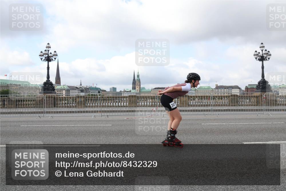 29.06.2025 - hella hamburg halbmarathon Lena Gebhardt http://msf.ph/oto/8432329 29.06.2025 09:00:53 Lombardsbrücke 301 meine-sportfotos.de