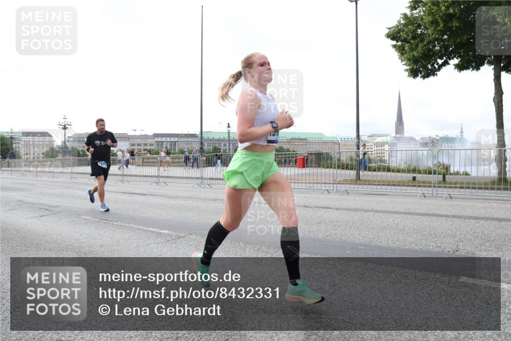 29.06.2025 - hella hamburg halbmarathon Lena Gebhardt http://msf.ph/oto/8432331 29.06.2025 10:07:58 Lombardsbrücke 1079, 1173, 1527, 1893, 2136, 2190, 2309, 3328, 3922, 4228, 4502, 4864, 5100, 5287, 6918, 7019, 7348, 7760, 8585, 9071, 9966, 10212, 10609, 10703, 11114, 11394, 11641, 12378, 12658, 12789, 12893, 13014, 13458, 15785, 16241, 16539, 16809, 16915, 18270, 18325, 18531, 18721, 19134 meine-sportfotos.de