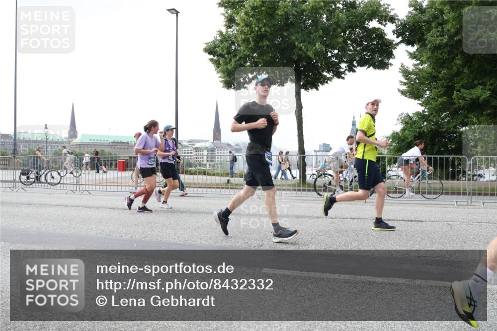 29.06.2025 - hella hamburg halbmarathon Lena Gebhardt http://msf.ph/oto/8432332 29.06.2025 10:44:22 Lombardsbrücke 1245, 1026, 1095, 1306, 1345, 1459, 1519, 1802, 1804, 2186, 2343, 2610, 2692, 3065, 3506, 3596, 4215, 4496, 4627, 4636, 4898, 4968, 5001, 5127, 5355, 5647, 5649, 5730, 5731, 5902, 5905, 6002, 6895, 7216, 7326, 7610, 7818, 7842, 8272, 8591, 8763, 8870, 8957, 9073, 9397, 9510, 9536, 9879, 10006, 10223, 10303, 10304, 10416, 11825, 11955, 12322, 12409, 12803, 12995, 13262, 13288, 13330, 13390, 13906, 14091, 14123, 14350, 14654, 14971, 18454, 18459 meine-sportfotos.de