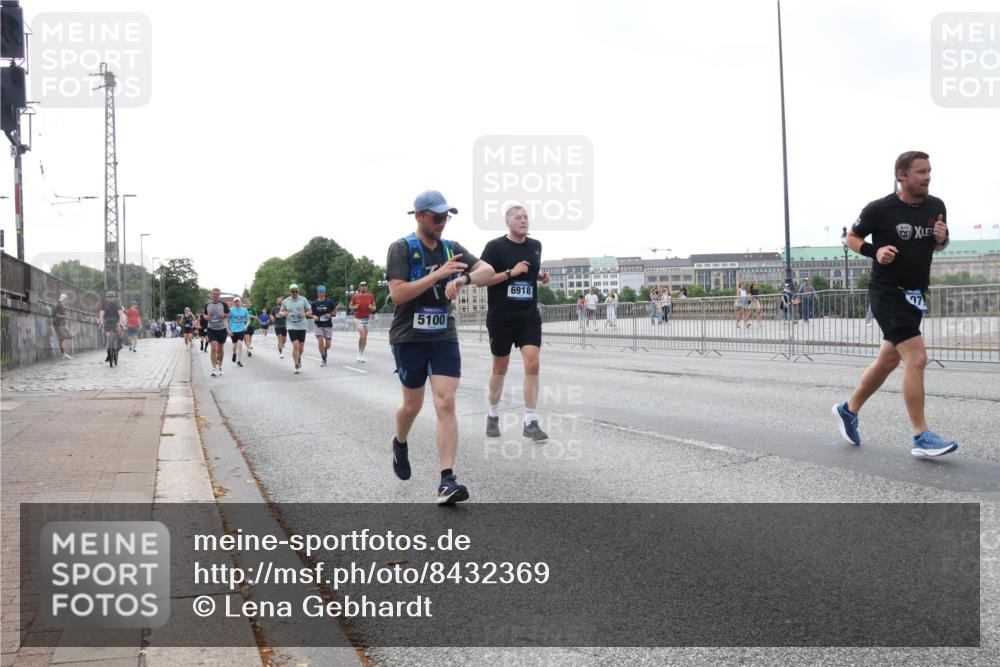29.06.2025 - hella hamburg halbmarathon Lena Gebhardt http://msf.ph/oto/8432369 29.06.2025 10:07:59 Lombardsbrücke 5100, 6918, 1079, 1173, 1527, 2136, 2190, 2309, 2427, 3328, 3922, 4228, 4502, 4864, 5100, 5287, 5926, 6918, 7019, 7348, 7760, 8585, 9071, 9966, 10212, 10609, 10703, 10857, 11114, 11394, 11641, 12378, 12658, 12789, 12893, 13014, 13458, 15785, 16241, 16539, 16809, 16915, 18270, 18325, 18531, 18721, 19134 meine-sportfotos.de
