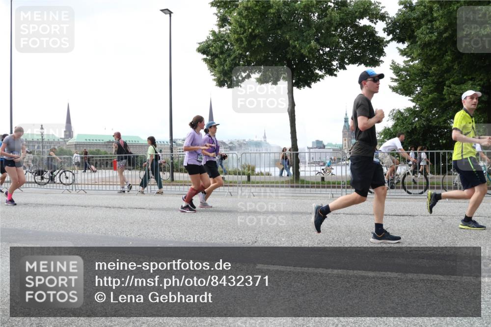 29.06.2025 - hella hamburg halbmarathon Lena Gebhardt http://msf.ph/oto/8432371 29.06.2025 10:44:23 Lombardsbrücke 1095, 1306, 1345, 1459, 1519, 1802, 1804, 2186, 2343, 2610, 2692, 3065, 3506, 3596, 4215, 4496, 4627, 4636, 4898, 4968, 5001, 5127, 5355, 5647, 5649, 5730, 5731, 5902, 5905, 6002, 6895, 7216, 7326, 7610, 7818, 7842, 8272, 8591, 8763, 8870, 8957, 9073, 9397, 9510, 9536, 9879, 10006, 10223, 10303, 10304, 10416, 11825, 11955, 12322, 12409, 12803, 12995, 13262, 13288, 13330, 13390, 13906, 14091, 14123, 14350, 14654, 14971, 18454, 18459 meine-sportfotos.de