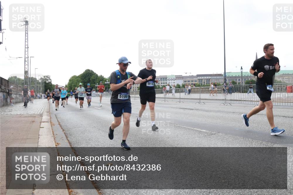 29.06.2025 - hella hamburg halbmarathon Lena Gebhardt http://msf.ph/oto/8432386 29.06.2025 10:07:59 Lombardsbrücke 5100, 6918, 97, 1079, 1173, 1527, 2136, 2190, 2309, 2427, 3328, 3922, 4228, 4502, 4864, 5100, 5287, 5926, 6918, 7019, 7348, 7760, 8585, 9071, 9966, 10212, 10609, 10703, 10857, 11114, 11394, 11641, 12378, 12658, 12789, 12893, 13014, 13458, 15785, 16241, 16539, 16809, 16915, 18270, 18325, 18531, 18721, 19134 meine-sportfotos.de