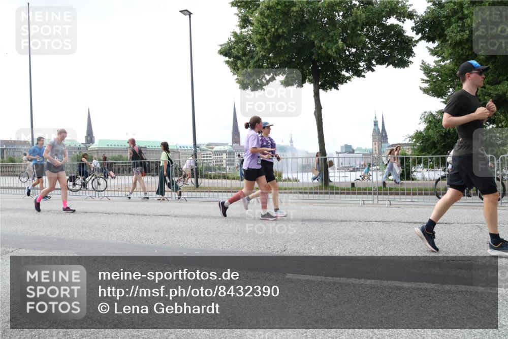 29.06.2025 - hella hamburg halbmarathon Lena Gebhardt http://msf.ph/oto/8432390 29.06.2025 10:44:23 Lombardsbrücke 1095, 1306, 1345, 1459, 1519, 1802, 1804, 2186, 2343, 2610, 2692, 3065, 3506, 3596, 4215, 4496, 4627, 4636, 4898, 4968, 5001, 5127, 5355, 5647, 5649, 5730, 5731, 5902, 5905, 6002, 6895, 7216, 7326, 7610, 7818, 7842, 8272, 8591, 8763, 8870, 8957, 9073, 9397, 9510, 9536, 9879, 10006, 10223, 10303, 10304, 10416, 11825, 11955, 12322, 12409, 12803, 12995, 13262, 13288, 13330, 13390, 13906, 14091, 14123, 14350, 14654, 14971, 18454, 18459 meine-sportfotos.de