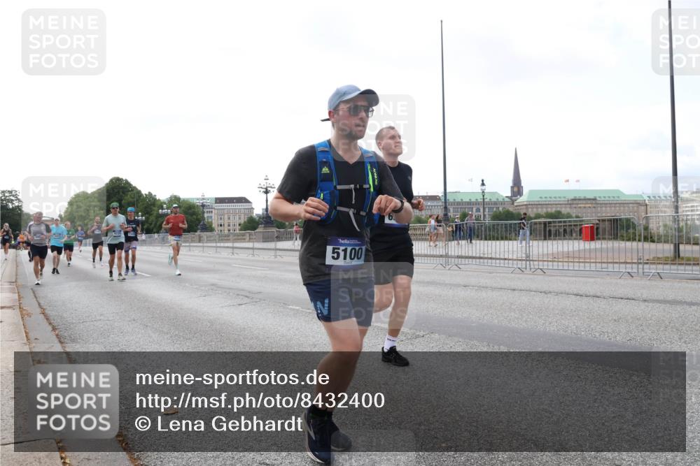 29.06.2025 - hella hamburg halbmarathon Lena Gebhardt http://msf.ph/oto/8432400 29.06.2025 10:08:00 Lombardsbrücke 4228, 5100, 1079, 1173, 1527, 2136, 2190, 2309, 2427, 3328, 3922, 4228, 4502, 4864, 5100, 5287, 5926, 6918, 7019, 7198, 7348, 7760, 8585, 9071, 9616, 9966, 10212, 10609, 10703, 10857, 11114, 11394, 11641, 12378, 12658, 12789, 12893, 13014, 13458, 15785, 16241, 16539, 16809, 16915, 18270, 18325, 18531, 18721, 19134 meine-sportfotos.de