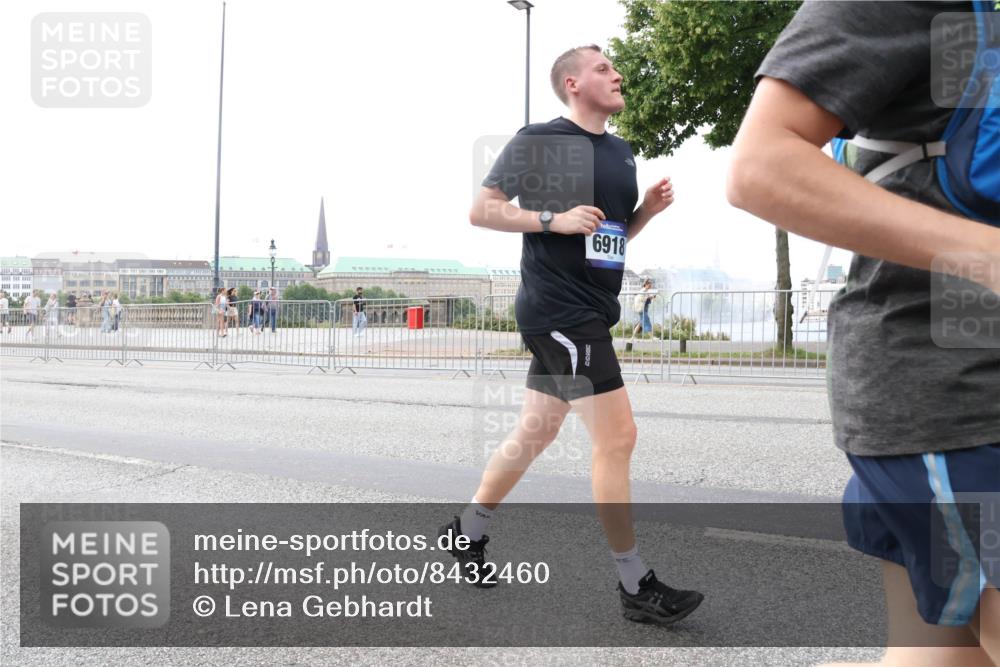 29.06.2025 - hella hamburg halbmarathon Lena Gebhardt http://msf.ph/oto/8432460 29.06.2025 10:08:01 Lombardsbrücke 6918, 1079, 1173, 1527, 2136, 2190, 2309, 2427, 3328, 3922, 4228, 4502, 4864, 5100, 5287, 5926, 6918, 7019, 7198, 7348, 7760, 8585, 9071, 9616, 9966, 10212, 10609, 10703, 10857, 11114, 11394, 11641, 12378, 12658, 12789, 12893, 13014, 13458, 14631, 15785, 16241, 16539, 16809, 16915, 18270, 18325, 18531, 18721, 19134 meine-sportfotos.de