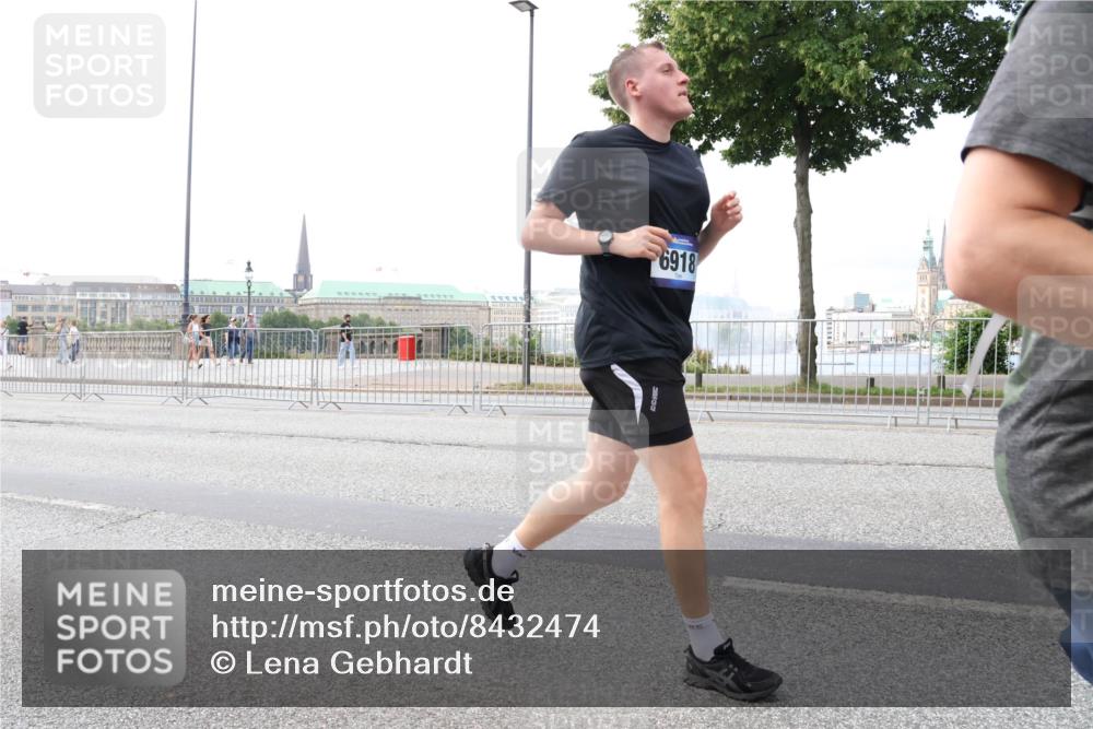 29.06.2025 - hella hamburg halbmarathon Lena Gebhardt http://msf.ph/oto/8432474 29.06.2025 10:08:01 Lombardsbrücke 6918, 1079, 1173, 1527, 2136, 2190, 2309, 2427, 3328, 3922, 4228, 4502, 4864, 5100, 5287, 5926, 6918, 7019, 7198, 7348, 7760, 8585, 9071, 9616, 9966, 10212, 10609, 10703, 10857, 11114, 11394, 11641, 12378, 12658, 12789, 12893, 13014, 13458, 14631, 15785, 16241, 16539, 16809, 16915, 18270, 18325, 18531, 18721, 19134 meine-sportfotos.de