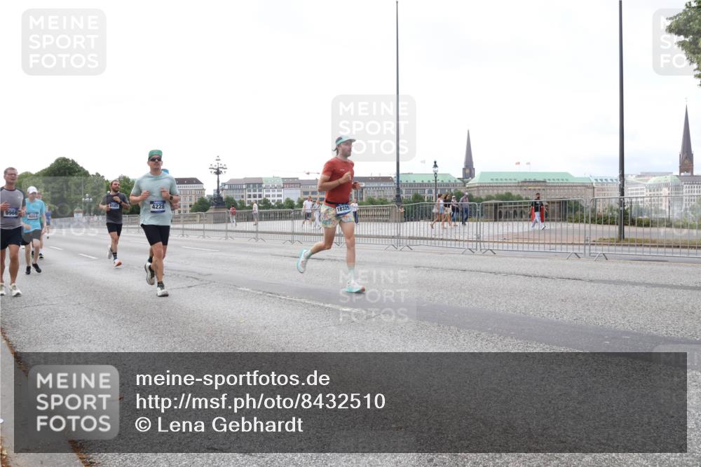 29.06.2025 - hella hamburg halbmarathon Lena Gebhardt http://msf.ph/oto/8432510 29.06.2025 10:08:03 Lombardsbrücke 8585, 4228, 9966, 18325, 4864, 1079, 1173, 1527, 2136, 2190, 2309, 2427, 3328, 4228, 4502, 4864, 5100, 5287, 5926, 6918, 7019, 7198, 7348, 7760, 8585, 9071, 9616, 9966, 10212, 10609, 10703, 10857, 11114, 11394, 11641, 12378, 12658, 12789, 12893, 13014, 13458, 14631, 15785, 16241, 16539, 16809, 16915, 18270, 18325, 18531, 18721, 19134 meine-sportfotos.de