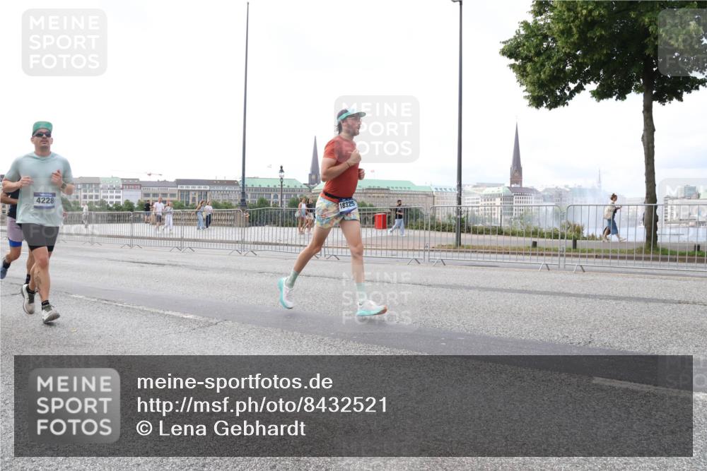 29.06.2025 - hella hamburg halbmarathon Lena Gebhardt http://msf.ph/oto/8432521 29.06.2025 10:08:03 Lombardsbrücke 4228, 18325, 1079, 1173, 1527, 2136, 2190, 2309, 2427, 3328, 4228, 4502, 4864, 5100, 5287, 5926, 6918, 7019, 7198, 7348, 7760, 8585, 9071, 9616, 9966, 10212, 10609, 10703, 10857, 11114, 11394, 11641, 12378, 12658, 12789, 12893, 13014, 13458, 14631, 15785, 16241, 16539, 16809, 16915, 18270, 18325, 18531, 18721, 19134 meine-sportfotos.de