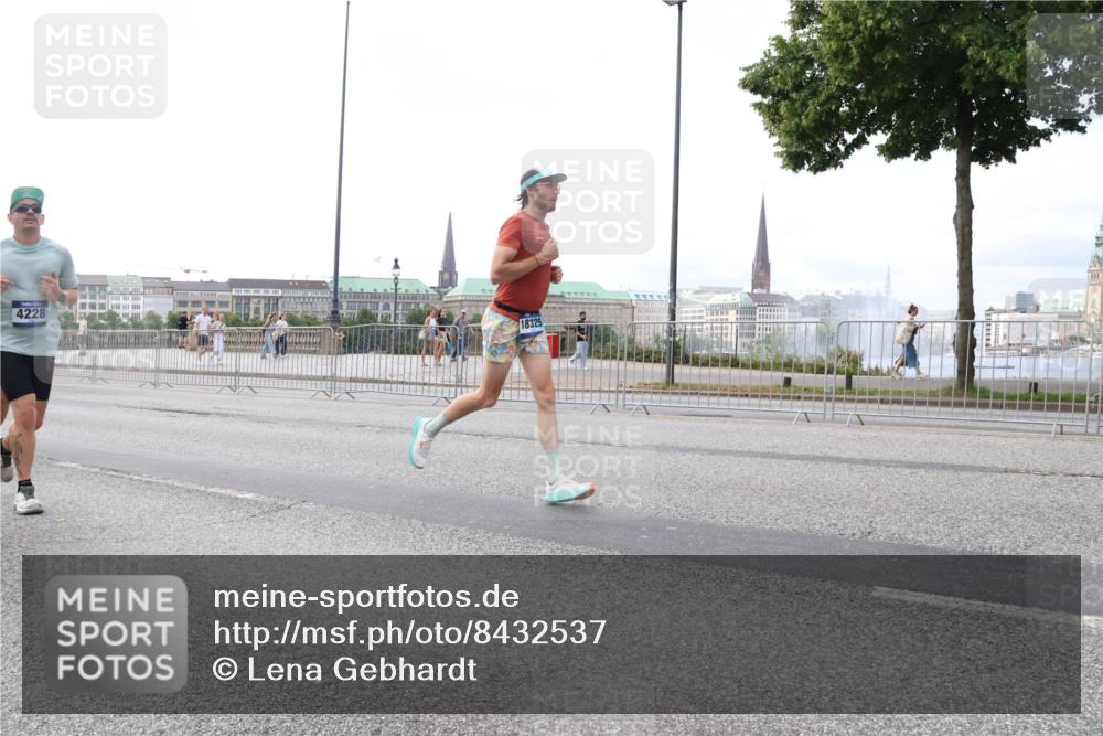 29.06.2025 - hella hamburg halbmarathon Lena Gebhardt http://msf.ph/oto/8432537 29.06.2025 10:08:03 Lombardsbrücke 4228, 18325, 1079, 1173, 1527, 2136, 2190, 2309, 2427, 3328, 4228, 4502, 4864, 5100, 5287, 5926, 6918, 7019, 7198, 7348, 7760, 8585, 9071, 9616, 9966, 10212, 10609, 10703, 10857, 11114, 11394, 11641, 12378, 12658, 12789, 12893, 13014, 13458, 14631, 15785, 16241, 16539, 16809, 16915, 18270, 18325, 18531, 18721, 19134 meine-sportfotos.de