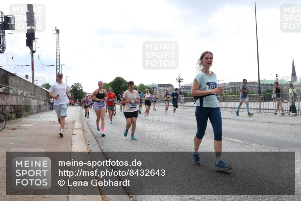 29.06.2025 - hella hamburg halbmarathon Lena Gebhardt http://msf.ph/oto/8432643 29.06.2025 10:44:25 Lombardsbrücke 12803, 8272, 17844, 7842, 1345, 1519, 1802, 1804, 2186, 2343, 2610, 2674, 2692, 3065, 3506, 3596, 4215, 4496, 4636, 4898, 4968, 5001, 5127, 5355, 5647, 5649, 5730, 5731, 5902, 5905, 6002, 7216, 7326, 7610, 7818, 7842, 8272, 8591, 8763, 8870, 8957, 9073, 9331, 9333, 9397, 9510, 9536, 9879, 10006, 10223, 10303, 10304, 10416, 11825, 11955, 12322, 12409, 12803, 12995, 13262, 13288, 13330, 13390, 13906, 14091, 14123, 14350, 14654, 14681, 14971, 18454, 18459 meine-sportfotos.de