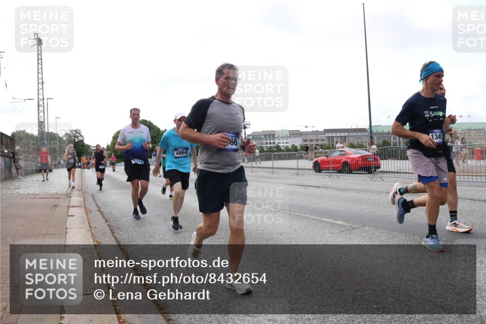 29.06.2025 - hella hamburg halbmarathon Lena Gebhardt http://msf.ph/oto/8432654 29.06.2025 10:08:05 Lombardsbrücke 270, 4864, 66, 134, 1079, 1173, 1527, 2190, 2309, 2427, 3328, 4228, 4502, 4864, 5100, 5287, 5926, 6918, 7198, 7348, 7760, 8585, 9071, 9457, 9616, 9823, 9966, 10212, 10609, 10703, 10857, 11114, 11394, 11641, 12378, 12658, 12789, 12893, 13014, 13458, 14631, 15785, 16241, 16539, 16809, 16915, 18270, 18325, 18531, 18721, 19134 meine-sportfotos.de