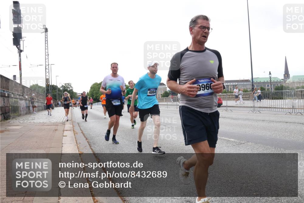 29.06.2025 - hella hamburg halbmarathon Lena Gebhardt http://msf.ph/oto/8432689 29.06.2025 10:08:05 Lombardsbrücke 18270, 4864, 960, 1079, 1173, 1527, 2190, 2309, 2427, 3328, 4228, 4502, 4864, 5100, 5287, 5926, 6918, 7198, 7348, 7760, 8585, 9071, 9457, 9616, 9823, 9966, 10212, 10609, 10703, 10857, 11114, 11394, 11641, 12378, 12658, 12789, 12893, 13014, 13458, 14631, 15785, 16241, 16539, 16809, 16915, 18270, 18325, 18531, 18721, 19134 meine-sportfotos.de