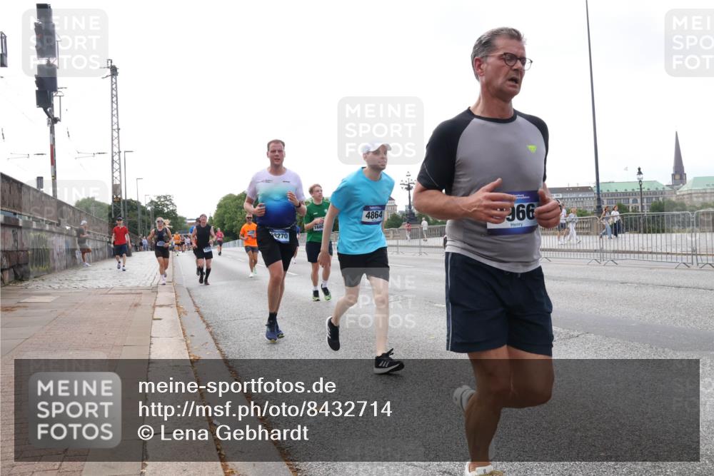 29.06.2025 - hella hamburg halbmarathon Lena Gebhardt http://msf.ph/oto/8432714 29.06.2025 10:08:06 Lombardsbrücke 270, 1680, 4864, 366, 1079, 1173, 1527, 2190, 2309, 2427, 3328, 4228, 4864, 5100, 5287, 5926, 6918, 7198, 7348, 7476, 7760, 8585, 9071, 9457, 9616, 9823, 9966, 10212, 10609, 10703, 10857, 11114, 11394, 11641, 12378, 12658, 12789, 12893, 13014, 13458, 14631, 15785, 16241, 16539, 16809, 16915, 18270, 18325, 18531, 19134 meine-sportfotos.de